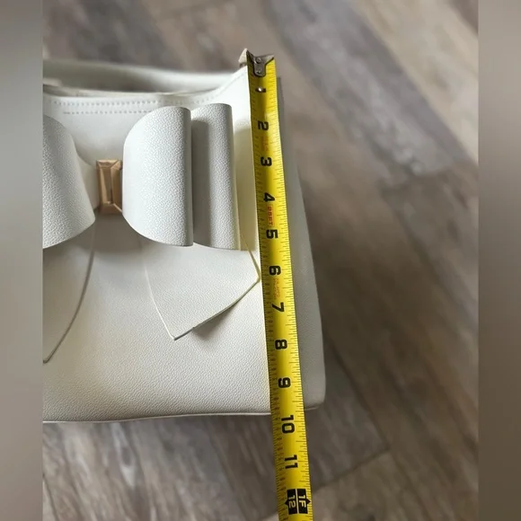 🛍️ Crossi cute bow bag never used. Measurements posted. - Picture 13 of 14